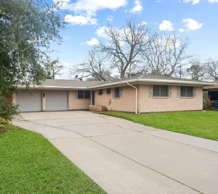 Texas City Palace: 6 beds, Pool-sleeps 12+