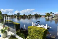 Pool house on the canal, private Jetty, Wifi
