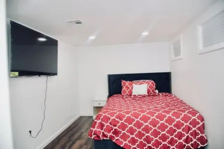 Lovely 2 Bedroom & 1 Bath Space Отели рядом с достопримечательностью «Short Hills Plaza»