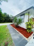 Charming 1-bedroom house in delightful Port St. Lucie with WiFi, AC and POOL!!