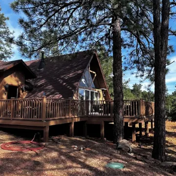 Beautiful cabin, stunning view, spacious deck. Price includes cleaning fee, etc.