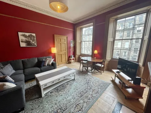 Fantastic city centre location - Spacious 3 bedroom apartment