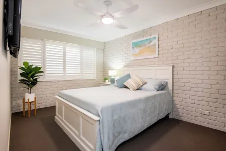 Seadream on Nelson. New Listing.pet Friendly , 300m Stroll to Beach and Cafes Отели рядом с достопримечательностью «Woolgoolga High School»