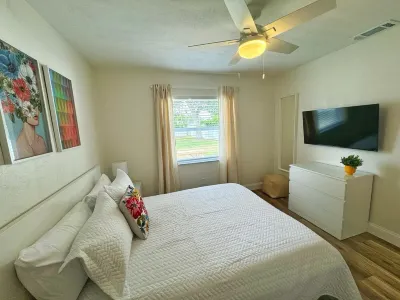 NEW Amazing Sunshine-Up 6 Guests-Private Backyard Hotel dekat W.I.S.E Private School