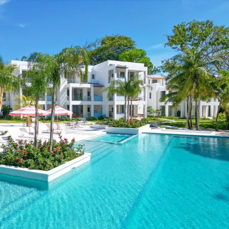 Modern Island Living – 2-Bed, 2-Bath Beachfront Condo at Watercolors Roatán E4