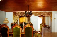 Beautiful Guesthouse 6 beds and 6 baths 8 min drive from the beach!