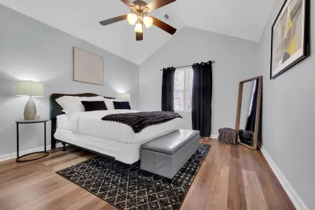 Plush Two Bedroom Retreat. A Home Away From Home!