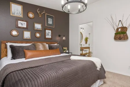 Unforgettable Riverside Experience, Hot Tub, Fire-Pit. 1 Mile to Golf.