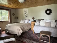 Pet/Family Treehouse style cabin in woods Hotels near Lone Pine