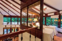 On Manuel Antonio Beach, 3 bed private pool and jacuzzi Lots of Monkeys!