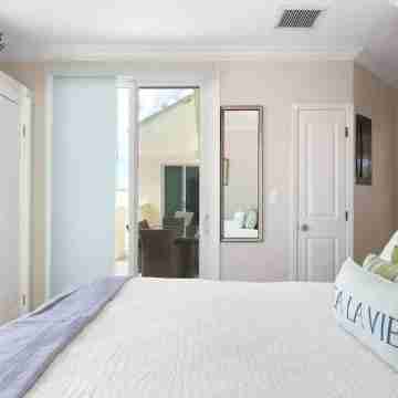 3 bedroom beachfront penthouse with stunning views! Rooms