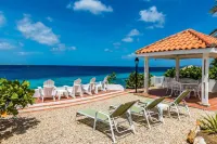 Charming oceanfront villa, great house reef near restaurant and dive operation