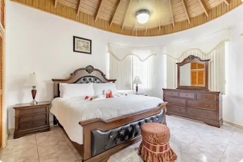 Dream Castle Villa, Montego Bay, 9 Large bedrooms