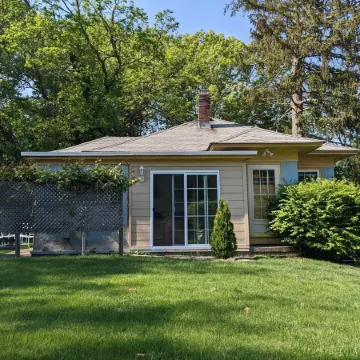 Weymouth Hill Station. Hillside cottage retreat with water views