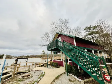 “Boat Dock Apt E Sunset Estate Отели рядом с достопримечательностью «Суперспидвей Талладега»