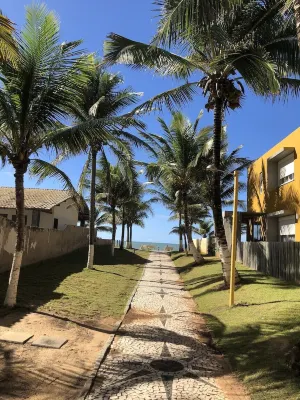 House with swimming pool, 5 bedrooms (4 suites) 40 meters from the beach. Hotels in Guarajuba
