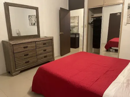 Centrally Located 2 bed 1 bath apartment! Great Value Отели рядом с достопримечательностью «White Arrow Chapel»