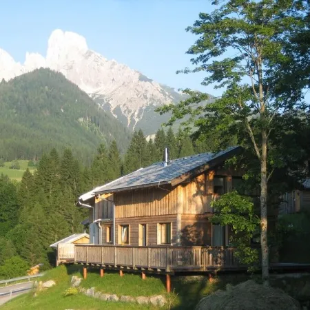 Stylish and cozy: Austrian wooden chalet for 8, only 300m from slopes
