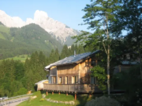 Stylish and cozy: Austrian wooden chalet for 8, only 300m from slopes