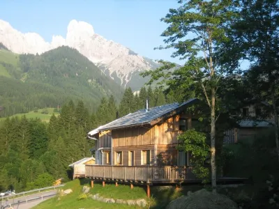 Stylish and cozy: Austrian wooden chalet for 8, only 300m from slopes