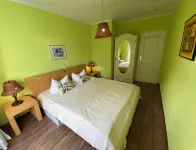 Individual and child-friendly thatched house with private garden, inc bed linen