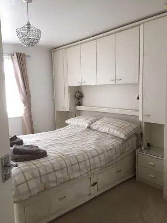 Family friendly 3-bedroom house.  . Sleeps 5. Отели рядом с достопримечательностью «Christchurch Priory»