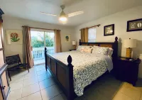 Sombrero Beach House: 50' Dock, Pool, BBQ, Bicycles & more!