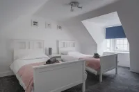 Beautiful Detached House, just meters from the sea Hotels in Gourdon