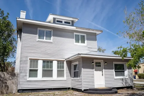 Updated Home- Sleeps 11+  Close 2 beaches & Parks! Walking to bar and Grille! Hotels in Palmetto