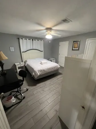 Modern style home! By hobby airport and Nasa. Full kitchen and strong WIFI . Отели рядом с достопримечательностью «Космический центр в Хьюстоне»