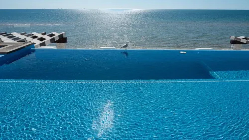 A Hidden Paradise: Spacious Beachfront Oasis - Perfect for Families and Retreats