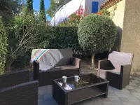 House with swimming pool at the foot of the ramparts / House with swimming pool