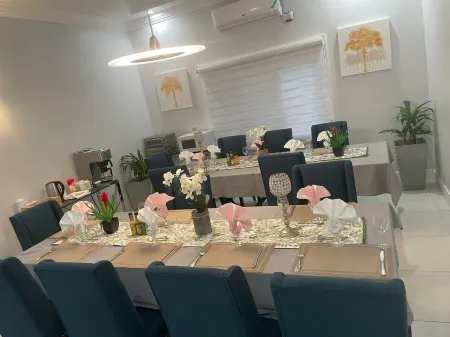 The Sun Seeker Villa Ja. 5 Bedrooms in Montego Bay. Fully staffed. Отели рядом с достопримечательностью «Sandals Cay»