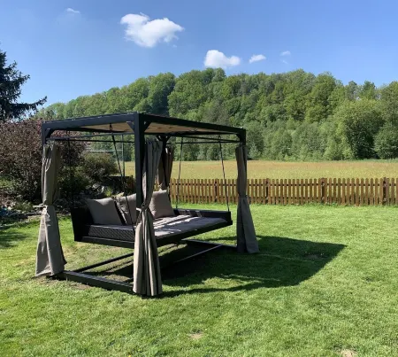 Vacation apartment on the ground floor with large garden and access to the Waldnaab