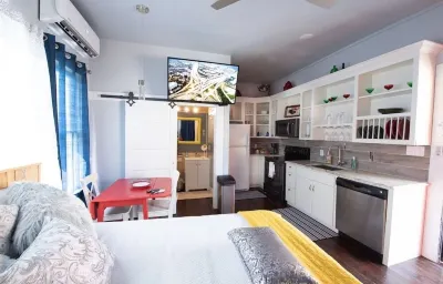 Downtown Studio Gem Hotels near Gayla Mize Garden