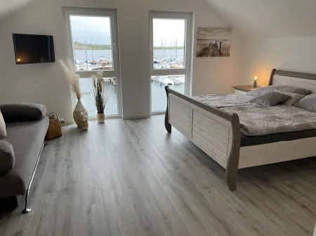 Ferienhaus Heinz, directly on the lake with its own bathing jetty!