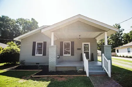 Newly Remodeled Downtown Fort Mill home: 3 Queens - Sleeps 6