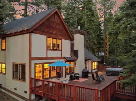 Large Home/Tahoe City/next To Nordic Trails, Lake And Resorts Отели в г. Доллар Пойнт