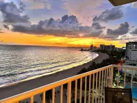 Breathtaking Ocean view 14th floor condo, 10 minutes from the airport