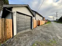 Charming 3BD Cottage with Garage, AC, Fast Wi-Fi Hotels near Tacoma Buds & Blooms