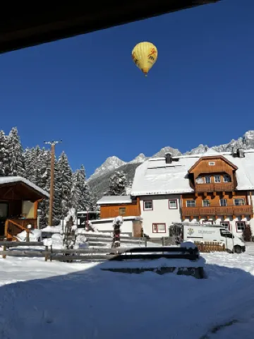 Hut with a view of the Dachstein and direct access to the ski and cross-country slopes.