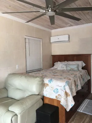 Cottage nestled in Leisure Lee Waterways. Close to  beaches with Dock rentals Hotels in 