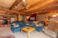 Cozy Family-Sized Condo Close To Everything