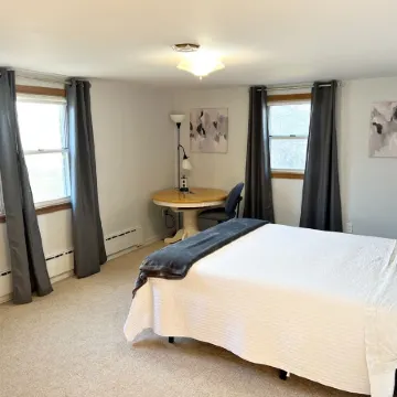 Quiet and convenient home with a view Отели в г. Гудхью