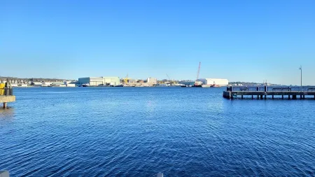 Cozy Upper 2 bedroom apartment >Free Wi-Fi and parking - 2nd floor-private space