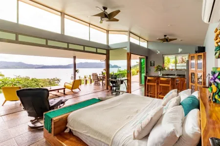 Stunning Ocean View, Open Design Bungalow w/POOL & AC *4x4 vehicule recommended Отели в г. Тамбор