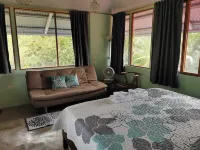 Quiet Hideaway Near Black Sand Beach, 3 bedrooms, 3 bathrooms. Sleeps 6 adults.