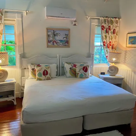 Luxury Spacious Villa 4 Min from the Beach, Royal Fairmont Beach Club Member.