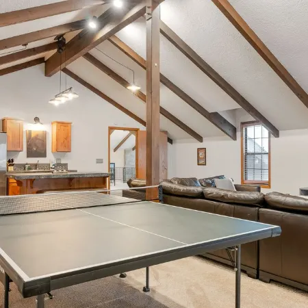 Huge Mountain Chalet - Gourmet Chefs Kitchen - Pool - One Block From Sandy River
