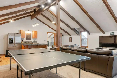 Huge Mountain Chalet - Gourmet Chefs Kitchen - Pool - One Block From Sandy River